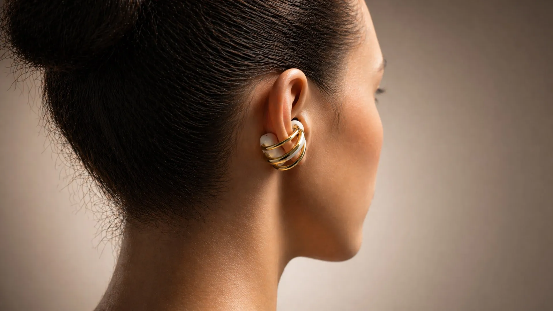 Elara worn from a rear three-quarter profile