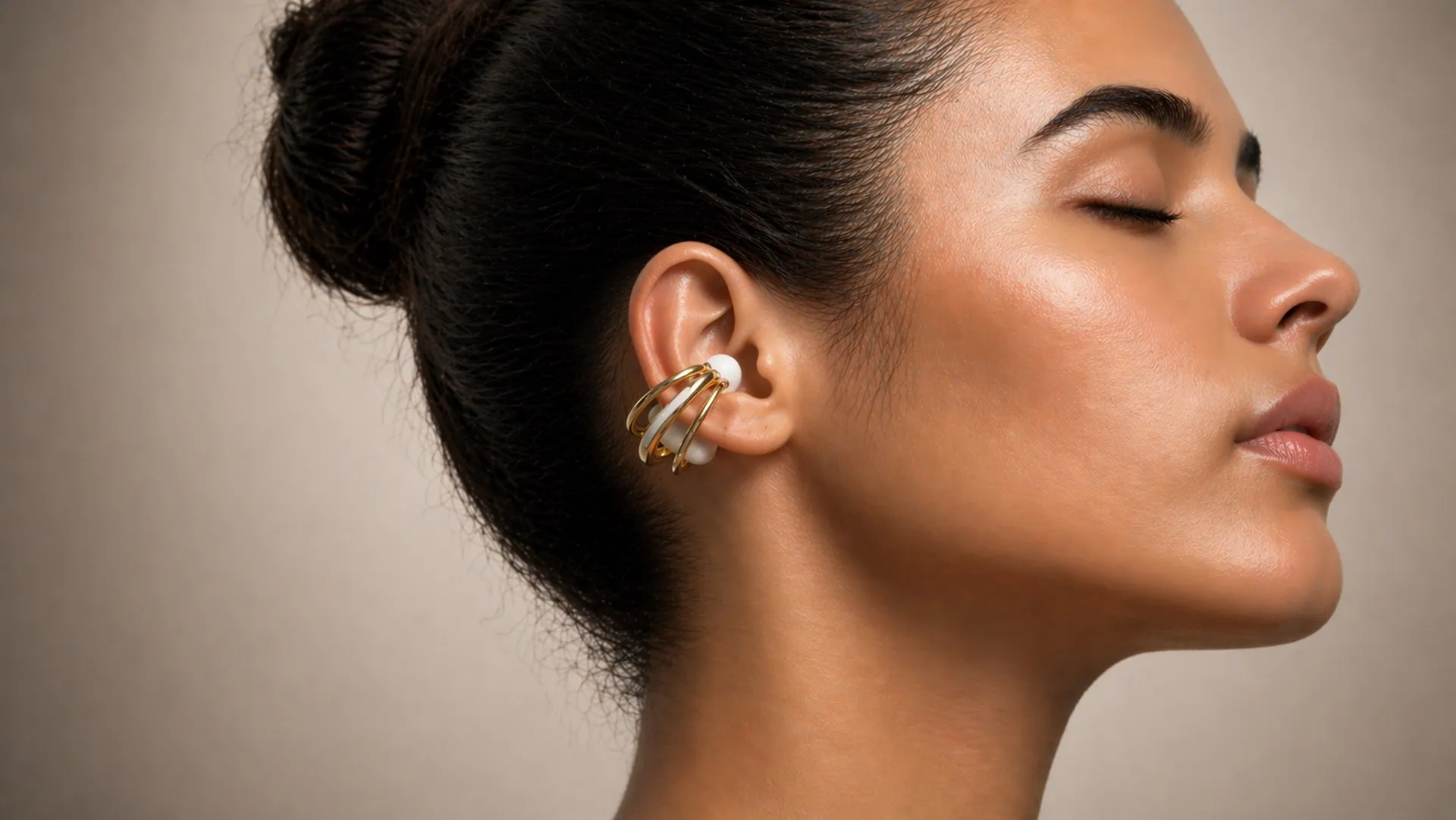 Elara worn in an upward side profile